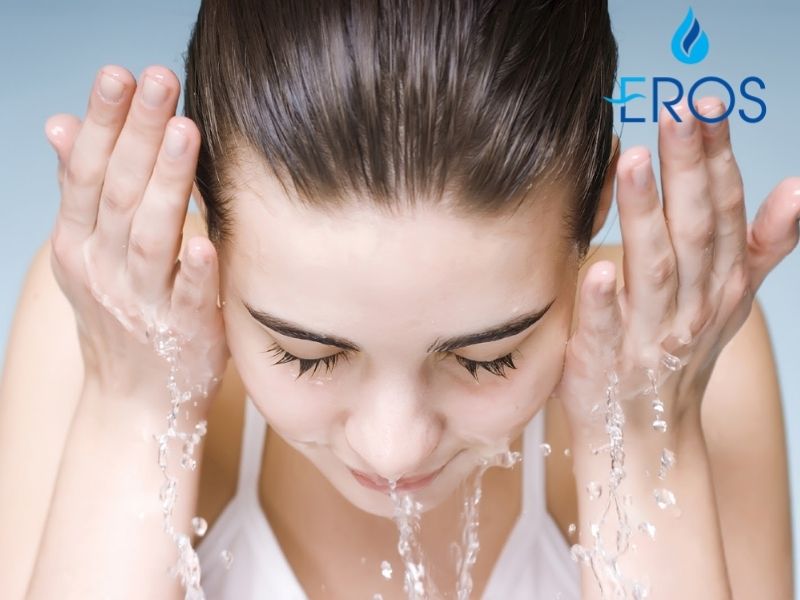 Bạn có thể dùng nước lạnh rửa mặt để làm dịu làn da sau khi bắn laser trị nám