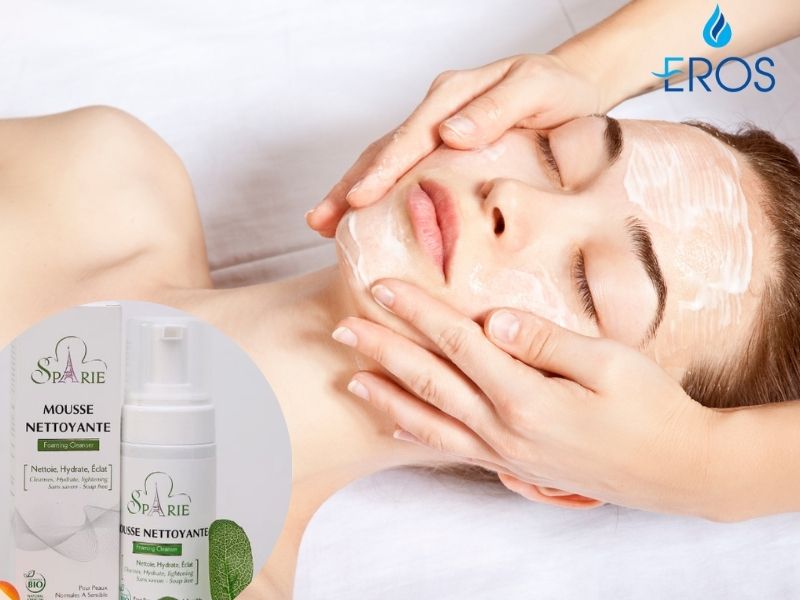 Mọi bụi bẩn, vi khuẩn sẽ được làm sạch triệt để tại spa bằng sữa rửa mặt chuyên dụng